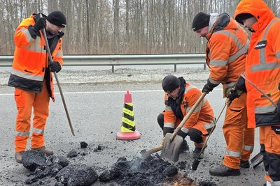 На Житомирщині ремонтують міжнародні та національні дороги — де працює техніка
