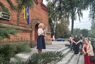 Фотографії, книжки та мистецька інсталяція про Маріуполь — у Житомирі відкрили виставку "Вежа: кроки пам’яті" Фотографії, книжки та мистецька інсталяція про Маріуполь — у Житомирі відкрили виставку "Вежа: кроки пам’яті"