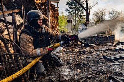 Рятувальник гасить пожежу в приватному будинку у Новобаварському районі Харкова, 6 травня 2026 року Рятувальник гасить пожежу в приватному будинку у Новобаварському районі Харкова, 6 травня 2026 року