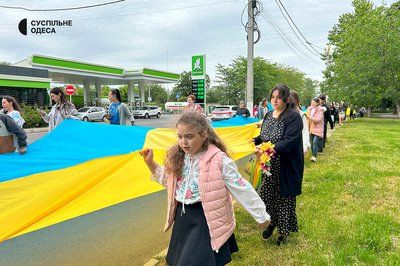 "Це наш громадянський обов'язок": у місті на Одещині розгорнули стометровий стяг та вшанували загиблих захисників "Це наш громадянський обов'язок": у місті на Одещині розгорнули стометровий стяг та вшанували загиблих захисників