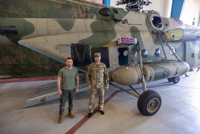 Володимир Зеленський та Кирило Буданов біля російського Мі-8, який російський пілот перегнав в Україну Володимир Зеленський та Кирило Буданов біля російського Мі-8, який російський пілот перегнав в Україну