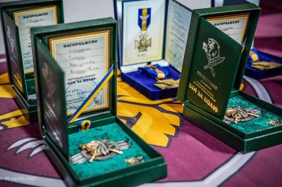 Воїни житомирської 95 бригади, які відзначилися у боях проти армії РФ, отримали нагороди Воїни житомирської 95 бригади, які відзначилися у боях проти армії РФ, отримали нагороди