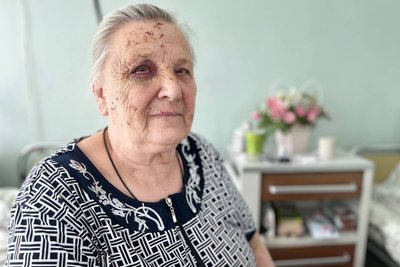 "Осколками засипало лице і рука юшила": лучанка потрапила у лікарню після атаки РФ 6 червня "Осколками засипало лице і рука юшила": лучанка потрапила у лікарню після атаки РФ 6 червня