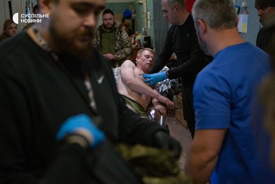 Парамедики завозять пораненого у стабпункт Парамедики завозять пораненого у стабпункт