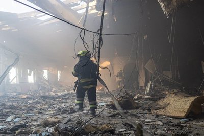 Рятувальник у гіпермаркеті, по якому вдарив російський безпілотник Рятувальник у гіпермаркеті, по якому вдарив російський безпілотник