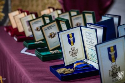 Воїни житомирської 95 бригади, які відзначилися у боях проти армії РФ, отримали нагороди Воїни житомирської 95 бригади, які відзначилися у боях проти армії РФ, отримали нагороди