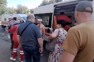 У Житомирі після ударів реактивними дронами по середмістю працювали 8 бригад екстреної медичної допомоги У Житомирі після ударів реактивними дронами по середмістю працювали 8 бригад екстреної медичної допомоги