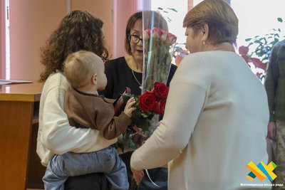 У Житомирі сім'ям загиблих військових передали нагороди, одну з них захиснику присвоїли прижиттєво У Житомирі сім'ям загиблих військових передали нагороди, одну з них захиснику присвоїли прижиттєво