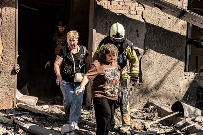 Рятувальники виводять жінок після влучання авіабомби у Київському районі Харкова, 15 липня 2026 року Рятувальники виводять жінок після влучання авіабомби у Київському районі Харкова, 15 липня 2026 року