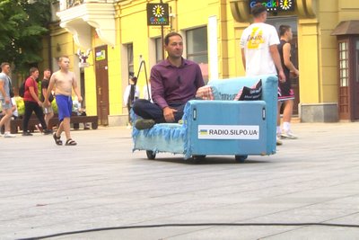 Диванний тур довжиною 650 кілометрів: до Житомира приїхали волонтери — для збору грошей на ЗСУ Диванний тур довжиною 650 кілометрів: до Житомира приїхали волонтери — для збору грошей на ЗСУ