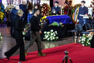 Президент України Володимир Зеленський із дружиною, першою леді України Оленою Зеленською під час церемонії прощання із загиблими в авіакатастрофі у Броварах, Український дім, Київ, 21 січня 2023 року.
