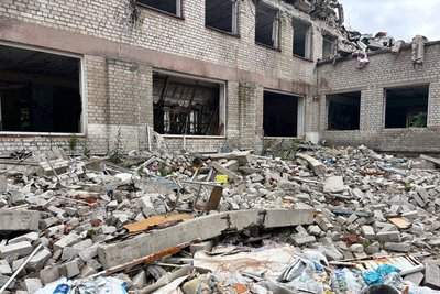У Житомирі почали демонтувати розбомблену армією РФ будівлю ліцею №25