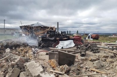 Пошкоджене через удар РФ сільгосппідприємство у Слатиному Пошкоджене через удар РФ сільгосппідприємство у Слатиному