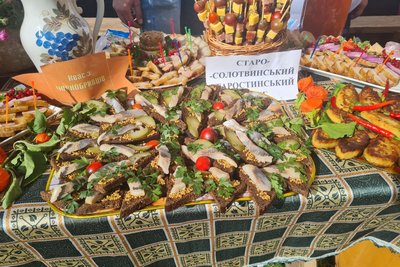 Шурванці, коржі на черені та 3 казани борщу: на Житомирщині влаштували гастрофестиваль "Білий борщ і не тільки" Шурванці, коржі на черені та 3 казани борщу: на Житомирщині влаштували гастрофестиваль "Білий борщ і не тільки"