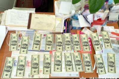 Оформлення інвалідності за дві тисячі доларів: на Житомирщині викрили лікаря-невропатолога, якого підозрюють у вимаганні Оформлення інвалідності за дві тисячі доларів: на Житомирщині викрили лікаря-невропатолога, якого підозрюють у вимаганні