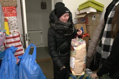 Роксолана Козак принесла подарунки для дитини Роксолана Козак принесла подарунки для дитини