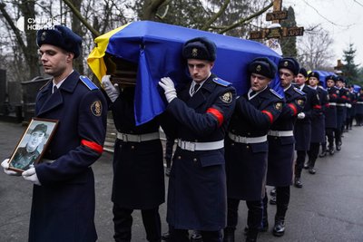 Труну з тілом загиблого державного секретаря МВС Юрія Лубковича несуть на Байкове кладовище для церемонії поховання, Київ, 21 січня 2023 року.