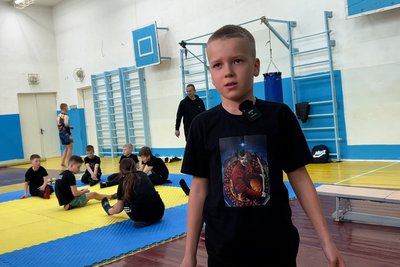 Ветеран навчає дітей двоборству у Дубні на Рівненщині Ветеран навчає дітей двоборству у Дубні на Рівненщині
