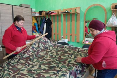 У громаді на Житомирщині волонтерки шиють маскувальні халати для військових