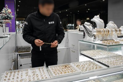 Майже 30 млн грн збитків: в Одесі судитимуть ювеліра та його спільницю за продаж підроблених прикрас Майже 30 млн грн збитків: в Одесі судитимуть ювеліра та його спільницю за продаж підроблених прикрас