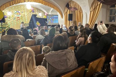 У Бердичеві на благодійному концерті учні фортепіанного ансамблю збирали гроші для ЗСУ У Бердичеві на благодійному концерті учні фортепіанного ансамблю збирали гроші для ЗСУ