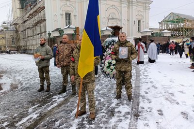 Лучани попрощалися з 24-річним молодшим сержантом Юрієм Волошиним Лучани попрощалися з 24-річним молодшим сержантом Юрієм Волошиним