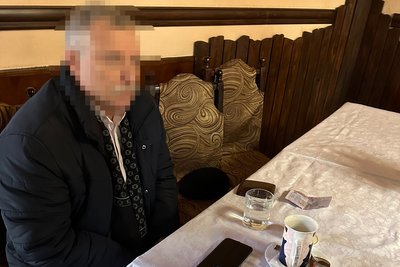 Чоловіка затримали на хабарі у закладі громадського харчування Чоловіка затримали на хабарі у закладі громадського харчування