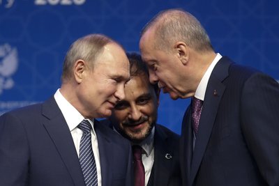 Ердоган (праворуч) і Путін (ліворуч) під час церемонії відкриття газопроводу "Турецький потік" у Стамбулі, 8 січня 2020 року Ердоган (праворуч) і Путін (ліворуч) під час церемонії відкриття газопроводу "Турецький потік" у Стамбулі, 8 січня 2020 року