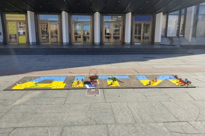 У Житомирі вшанували пам'ять людей, які загинули в драмтеатрі у Маріуполі внаслідок скидання бомби літаком РФ У Житомирі вшанували пам'ять людей, які загинули в драмтеатрі у Маріуполі внаслідок скидання бомби літаком РФ