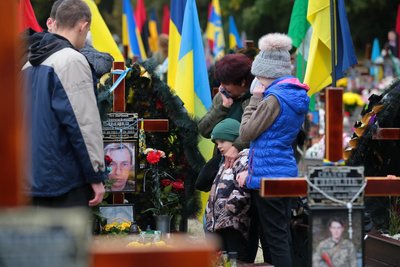 Рідні загиблих, мешканці міста та громадські діячі поклали квіти до могил героїв Рідні загиблих, мешканці міста та громадські діячі поклали квіти до могил героїв