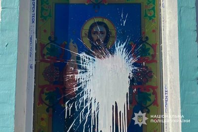 У Сумах пошкодили могили на Алеї Слави та фасад храму У Сумах пошкодили могили на Алеї Слави та фасад храму