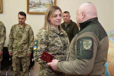 Звільненим з полону волинським прикордонницям вручили ордени "За мужність" Звільненим з полону волинським прикордонницям вручили ордени "За мужність"