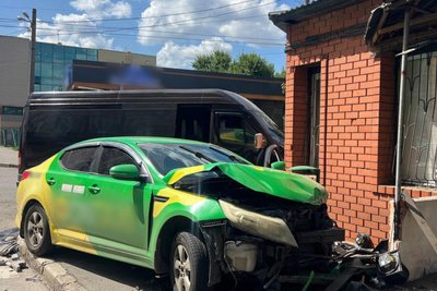 Пошкоджена автівка через ДТП у Холодногірському районі Харкова Пошкоджена автівка через ДТП у Холодногірському районі Харкова