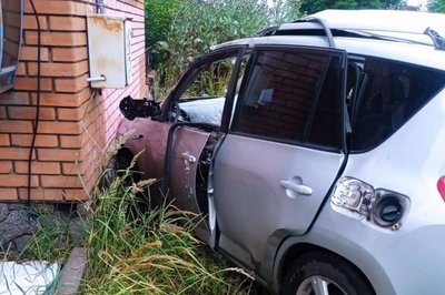 Автівка, в яку у Слатиному влучив російський дрон Автівка, в яку у Слатиному влучив російський дрон