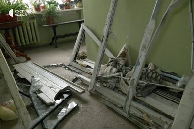 "Весь час летіли безпілотники": що кажуть мешканці будинку, у який влучив російський дрон "Весь час летіли безпілотники": що кажуть мешканці будинку, у який влучив російський дрон