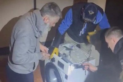 Змію дістають із пральної машини