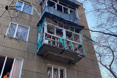 Понівечені авто, вибиті вікна та пошкоджені балкони: фото наслідків атаки РФ на Приморський район Одеси Понівечені авто, вибиті вікна та пошкоджені балкони: фото наслідків атаки РФ на Приморський район Одеси