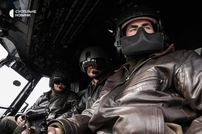Пілоти бригади армійської авіації готуються до бойового вильоту на Донеччині, березень 2023 року Пілоти бригади армійської авіації готуються до бойового вильоту на Донеччині, березень 2023 року