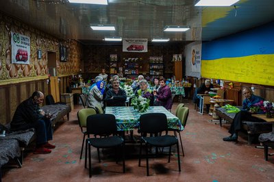 Місцеві жителі у волонтерському притулку в Оріхові на Запоріжжі, 7 травня 2023 року