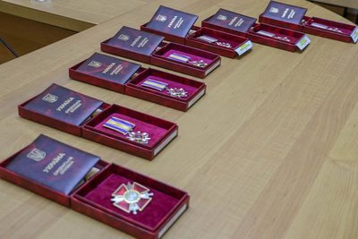 У Житомирі рідним загиблих захисників вручили державні нагороди У Житомирі рідним загиблих захисників вручили державні нагороди