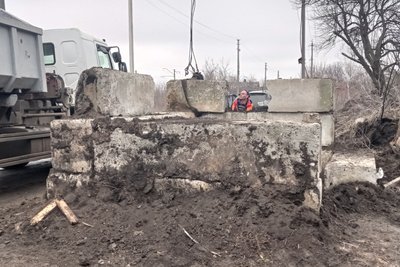 В Ізюмі комунальники розбирають блокпости російських окупантів