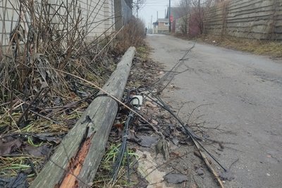 Обірвані дроти та повалені стовпи на вулиці Житомира — ремонтні бригади не приїжджають більше місяця Обірвані дроти та повалені стовпи на вулиці Житомира — ремонтні бригади не приїжджають більше місяця