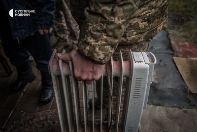 Не всі помешкання мають справне опалення, тому доводиться на ходу вигадувати як обігріти місця ночівлі, грудень 2022 року. Не всі помешкання мають справне опалення, тому доводиться на ходу вигадувати як обігріти місця ночівлі, грудень 2022 року.