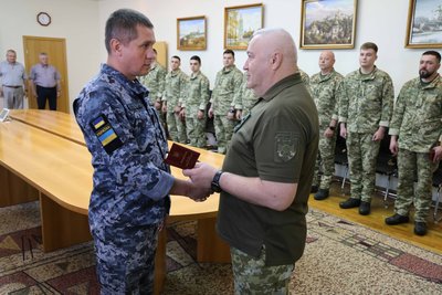 Вручення нагороди військовому, який звільняв острів Зміїний Вручення нагороди військовому, який звільняв острів Зміїний
