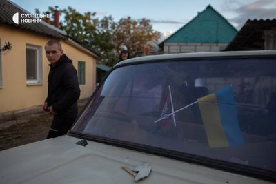 Машина з двома прапорцями на подвір'ї у сім'ї Муховатих, які загинули в Грозі