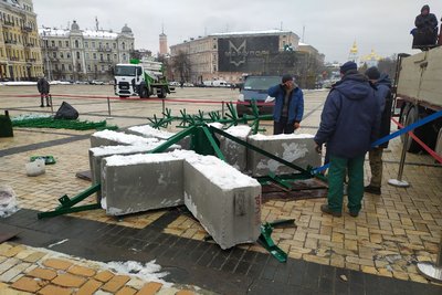 У Києві розпочали встановлювати головну ялинку країни У Києві розпочали встановлювати головну ялинку країни