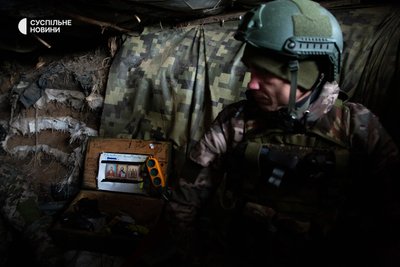 Боєць 24-ї бригади на спостережній позиції поблизу Нью-Йорка Боєць 24-ї бригади на спостережній позиції поблизу Нью-Йорка