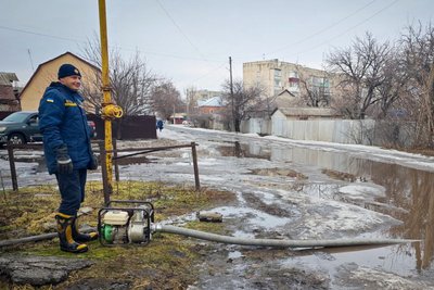 На Харківщині рятувальники відкачують воду після підтоплень На Харківщині рятувальники відкачують воду після підтоплень