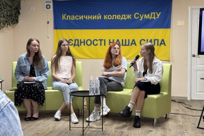 У Конотопі презентував книгу про російську окупацію У Конотопі презентував книгу про російську окупацію