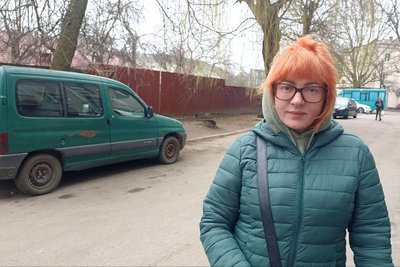 Покинуту автівку на "єврономерах", яка кілька років стояла біля одного з будинків у Житомирі, відправлять на фронт Покинуту автівку на "єврономерах", яка кілька років стояла біля одного з будинків у Житомирі, відправлять на фронт